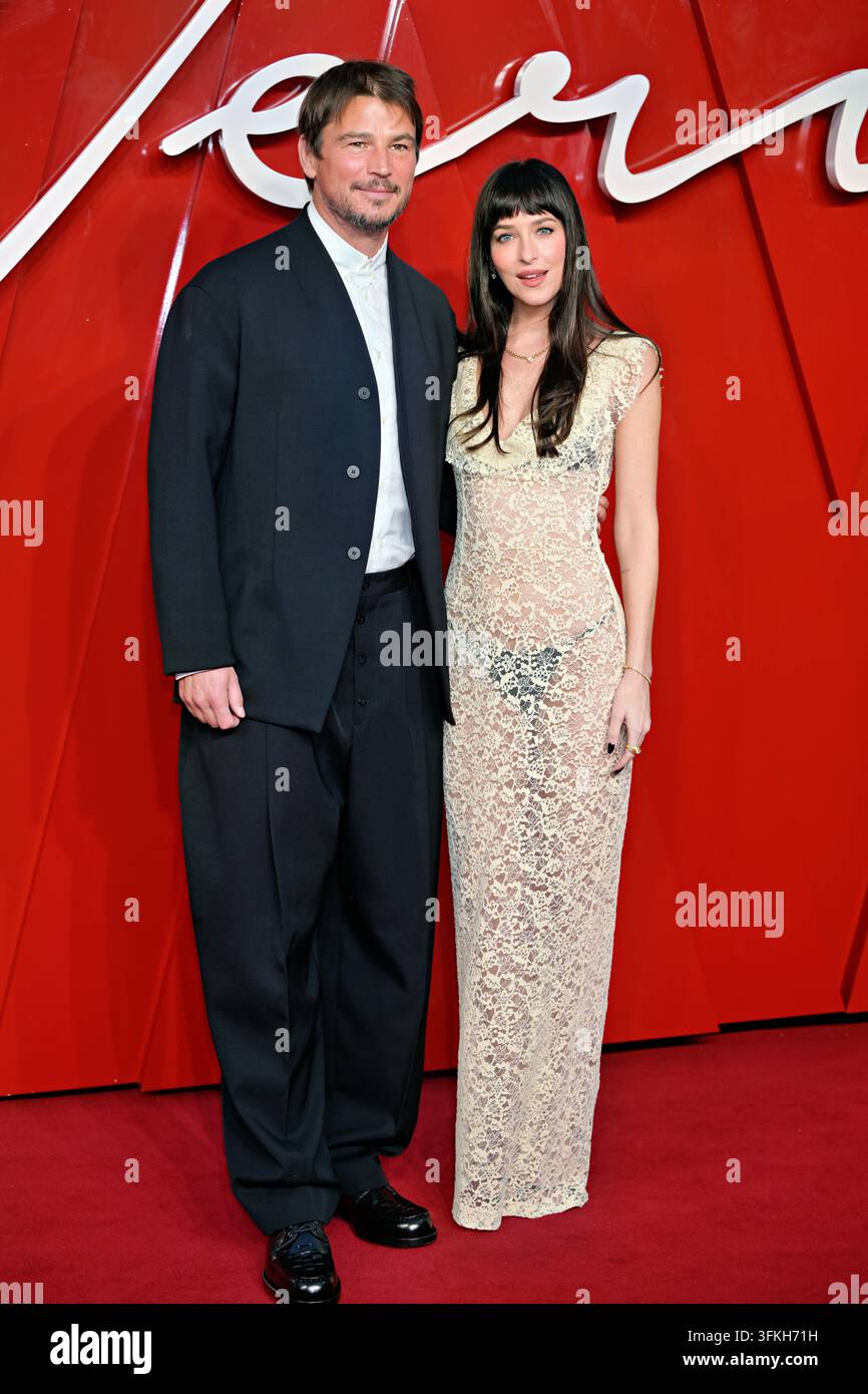 London, UK. 24. Sep, 2026. LONDON, ENGLAND - 24. SEPTEMBER: Josh Hartnett, Dakota Johnson nehmen an der UK-Gala-Vorführung von "Verity" im Curzon Mayfair am 24. September 2026 in London, England, teil. (Foto von 李世惠/See Li/Picture Capital) Credit: See Li/Picture Capital/Alamy Live News Stockfoto