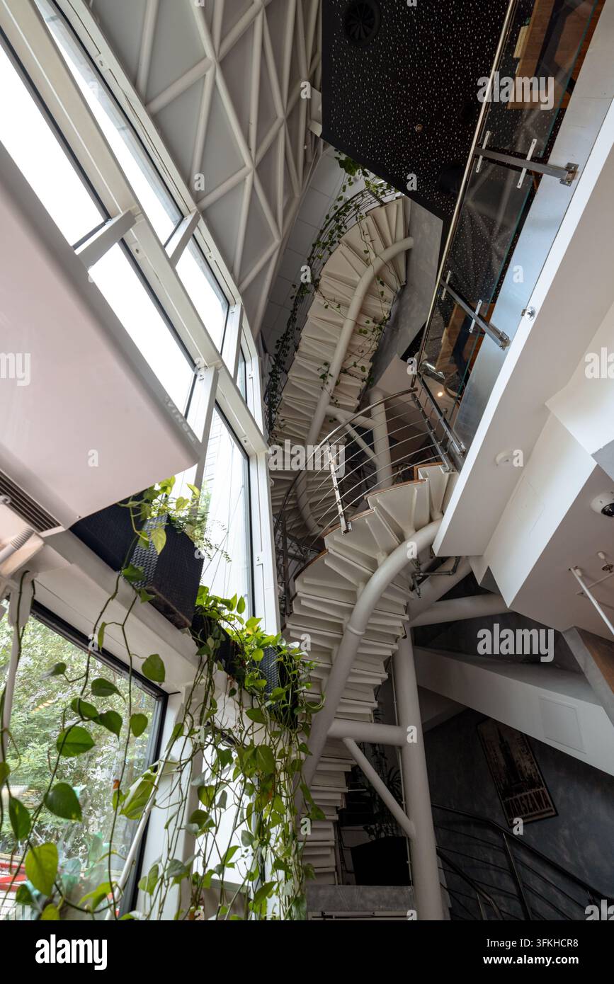 Die zeitgenössische Architektur des Genesis-Restaurants am Plac Europejski zeichnet sich durch geometrische Formen, Verglasungen und reichlich Grün aus. Stockfoto