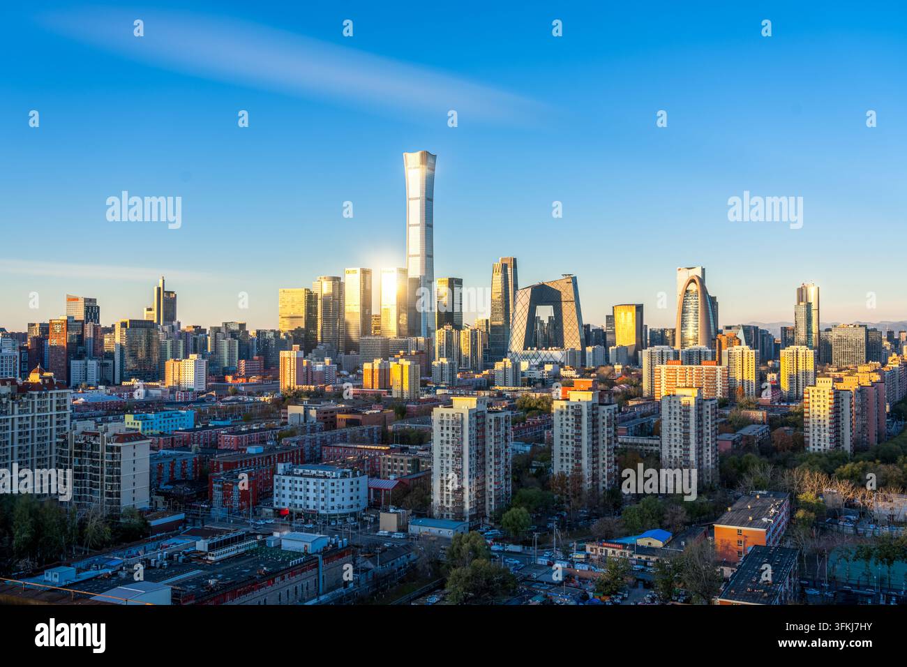 Morgendämmerung über der modernen Stadtlandschaft von Peking, atmosphärische und atemberaubende urbane Szenerie am frühen Morgen Stockfoto