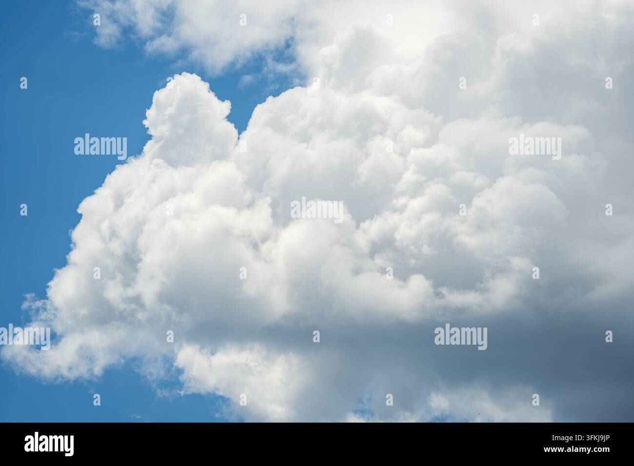 Heilende Kumuluswolken vor einem prächtigen natürlichen Himmelshintergrund Stockfoto
