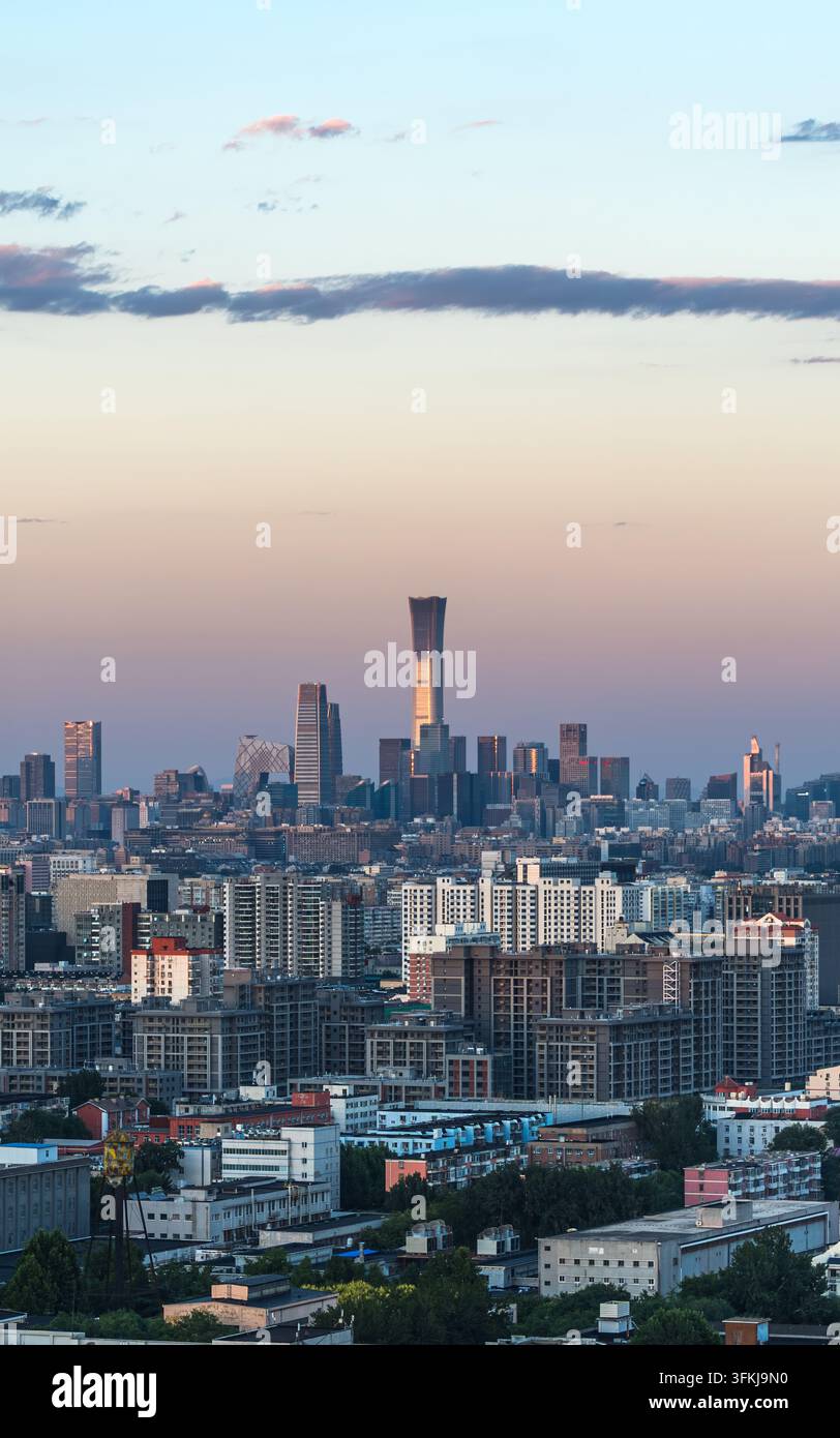 Vertikale Aufnahme der Skyline von Peking in der Dämmerung Stockfoto