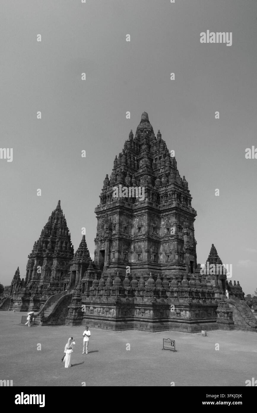 Tempelkomplex Prambanan in Yogyakarta, Indonesien, mit dem hoch aufragenden Shiva-Tempel und kunstvoller hinduistischer Architektur in Schwarz-Weiß. Stockfoto