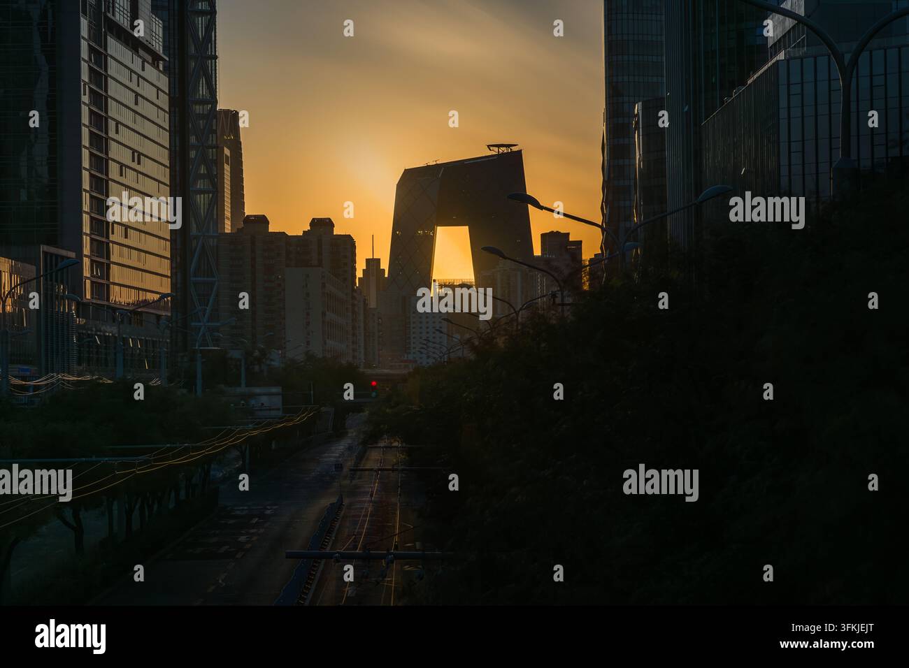 Einzigartige Silhouette des Beijing CCTV-Hauptgebäudes bei Sonnenuntergang Stockfoto
