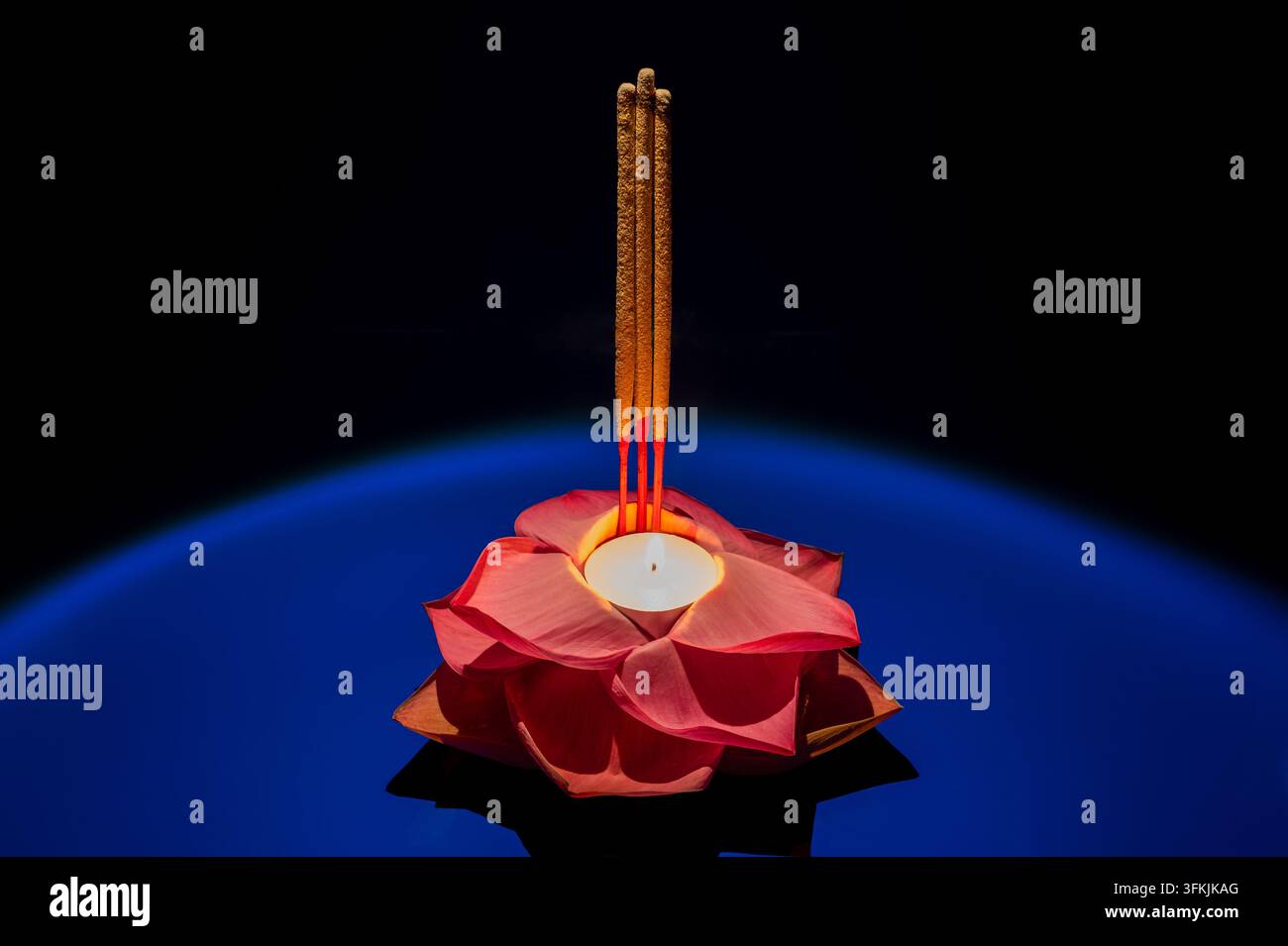 Loy Krathong Krathong mit beleuchteter Kerze und Weihrauch auf dunkelblauem Hintergrund. Stockfoto