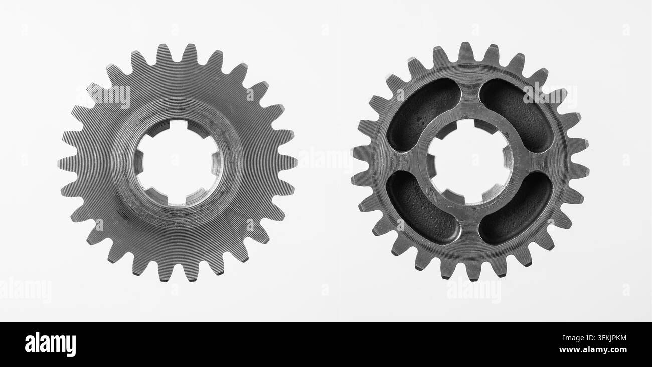 Design-Konzept - Draufsicht auf Metallgetriebe isoliert auf weißem Hintergrund für Mockup. Echtes Foto, nicht 3D-Rendering Stockfoto