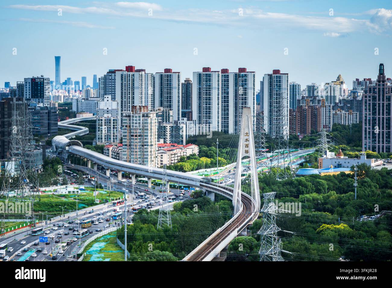 Starker Verkehr fließt auf der städtischen Hochstraße in Lishuiqiao, Peking Stockfoto