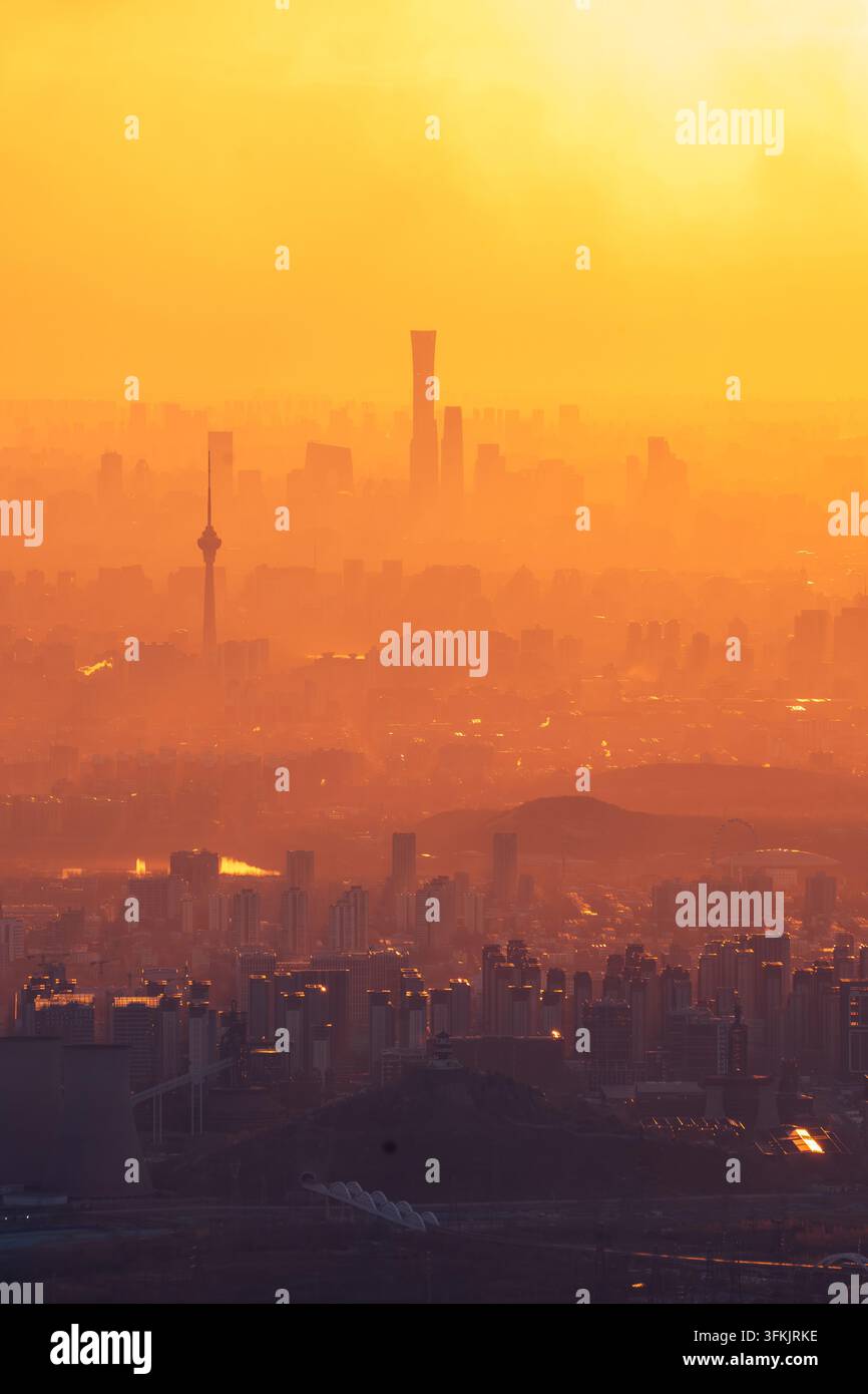 Beijing-Stadt-Himmel bei Sonnenaufgang mit rosarotem Licht, Stadt der Hoffnung und Entwicklung Stockfoto