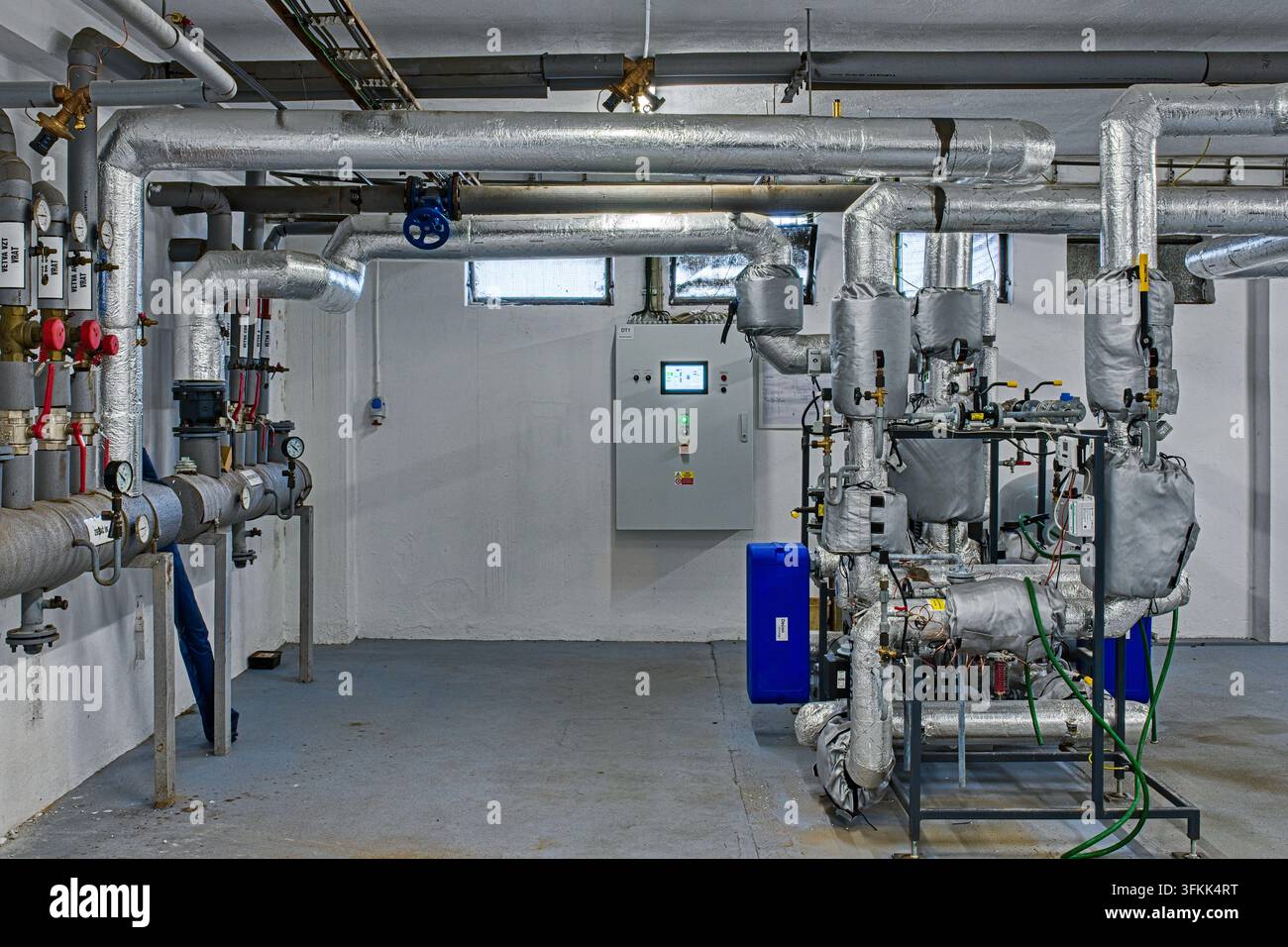 Innenraum eines modernen Industrie-Kesselhauses mit isolierten Heizrohren und Steuerpanel in Bratislava, Slowakei, am 25. September 2026. Stockfoto