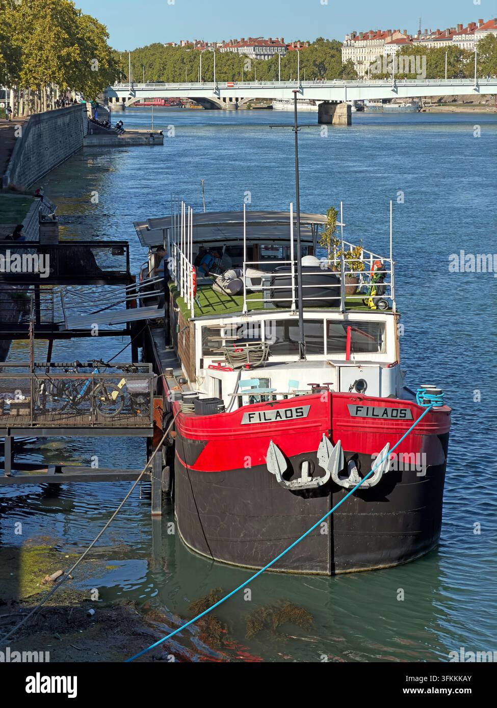 Wohnpéniche Filaos, eine umgebaute Freycinet-Barge, die am Quai Gailleton in Lyon an der Rhône festgemacht ist. Stockfoto