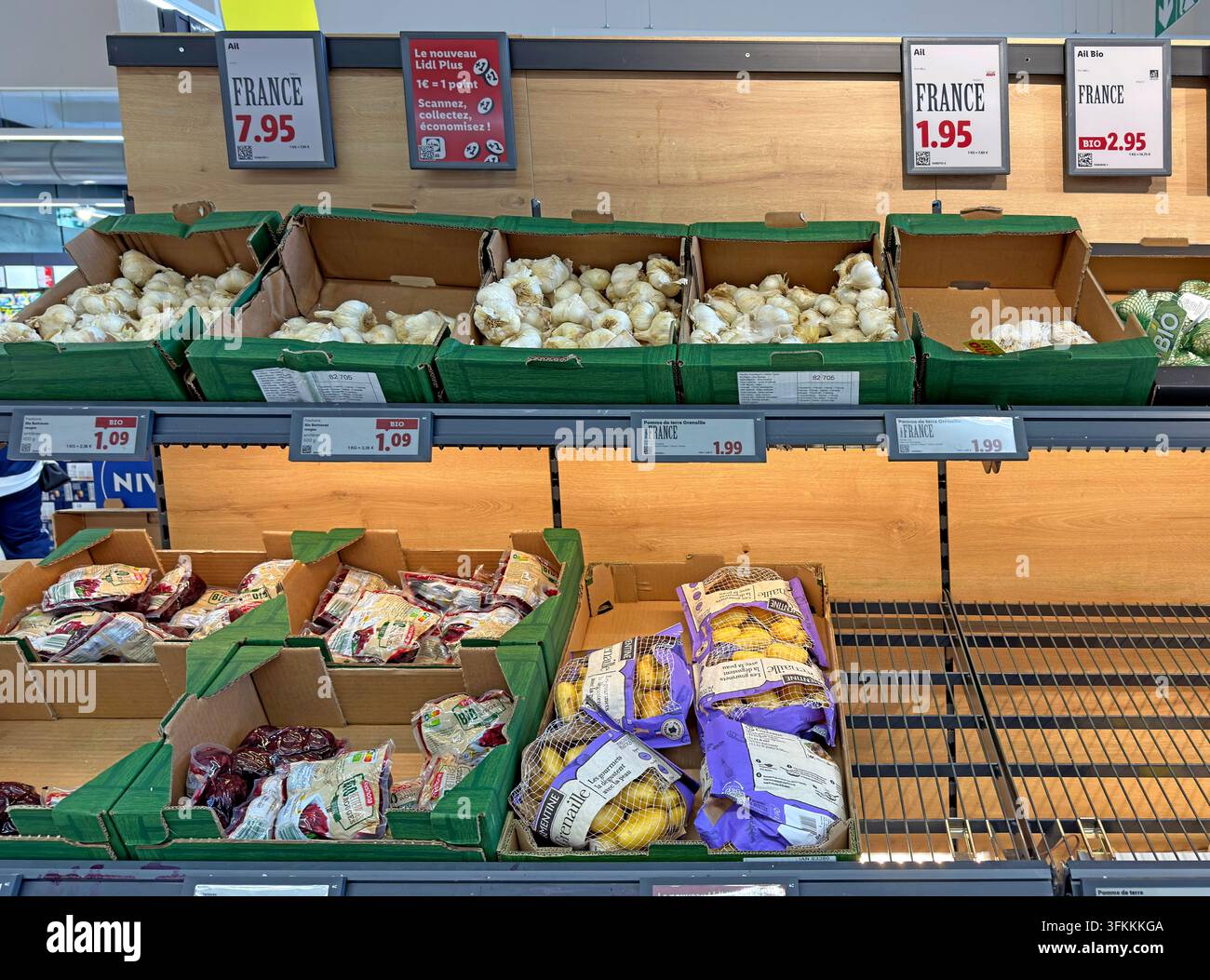 In Lyon gewachsene Gemüse, nach Herkunft etikettiert, in der Obst- und Gemüsetheke eines Supermarktes. Stockfoto