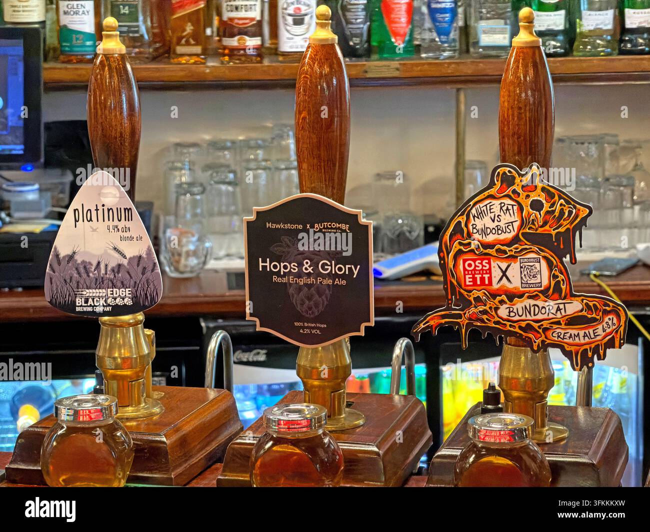 Drei traditionelle Bierhähne für Fassbier, die Blackedge Platinum, Hawkstone Hops & Glory und White Rat servieren. Stockfoto