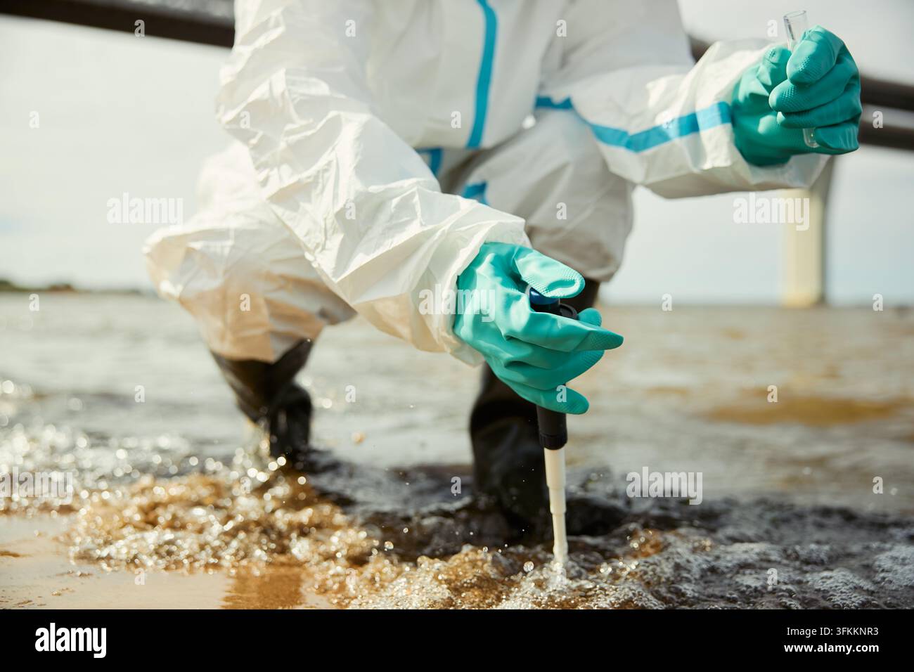 Wissenschaftler sammelt Wasserprobe für Umweltforschung Stockfoto