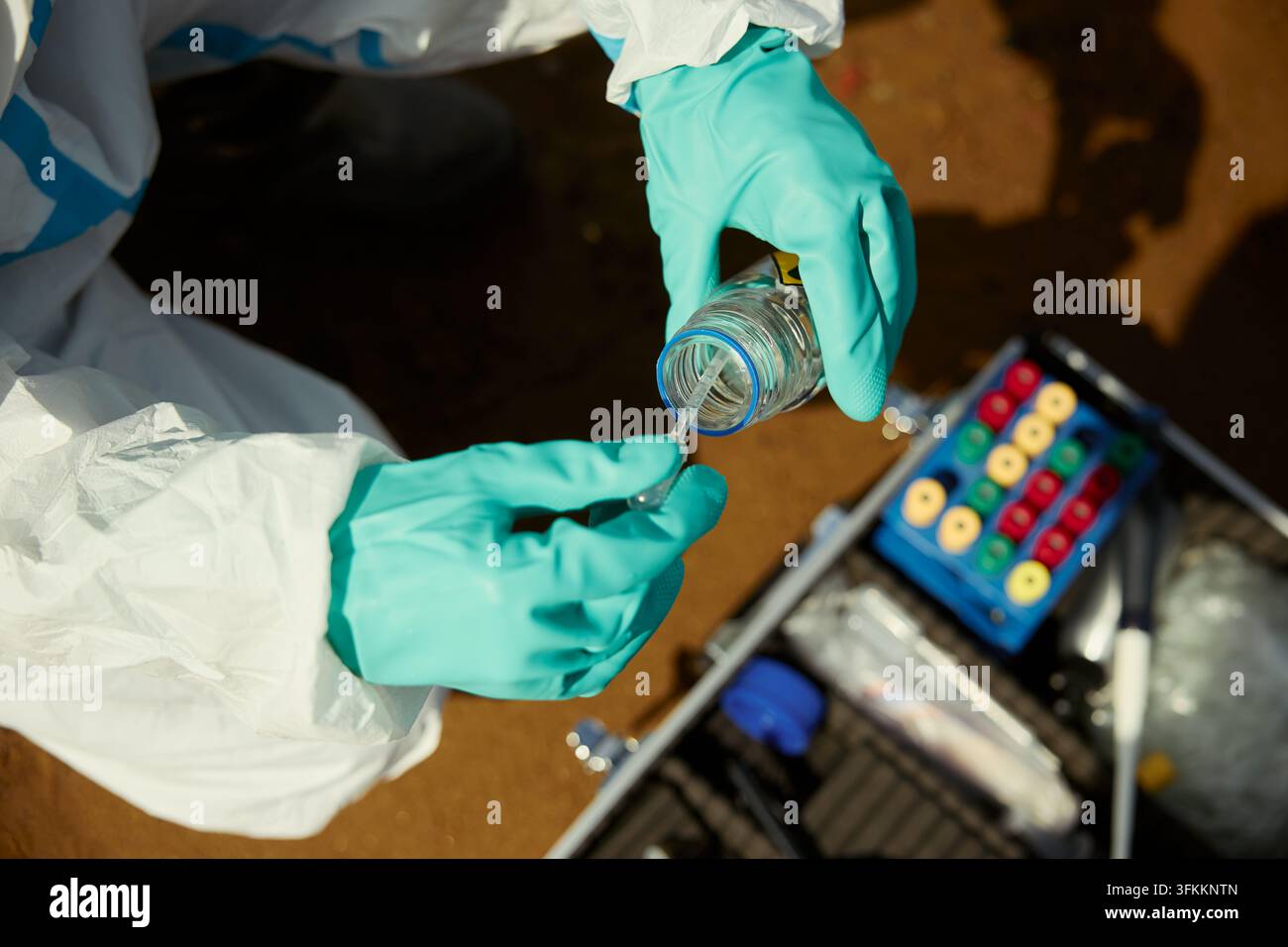 Wissenschaftler sammelt flüssige Bodenprobe zur Umweltanalyse Stockfoto