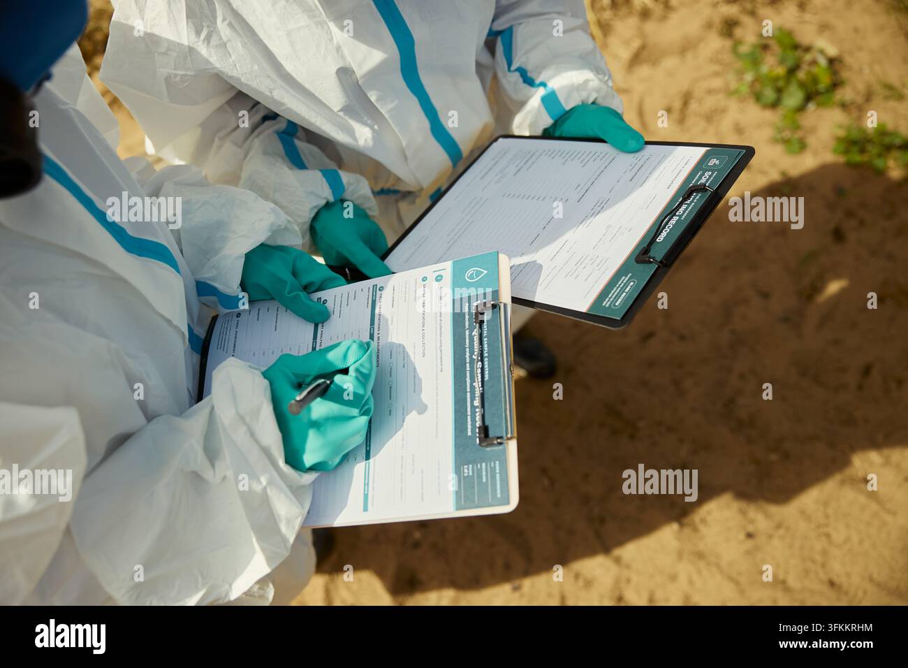 Umweltwissenschaftler füllen Feldprobenberichte im Freien aus Stockfoto