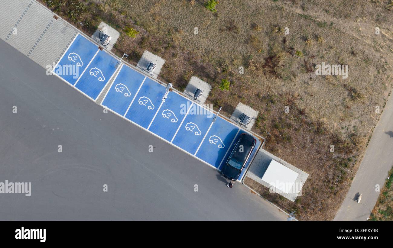 Luftaufnahme einer Wallstation für Elektroautos mit blau markierten Parkplätzen und Ladeinfrastruktur in Liederbach am Taunus, Hessen, Deutsc Stockfoto