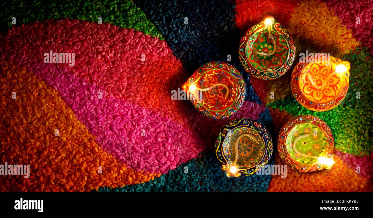 Diwali Diya-Lampen mit farbenfrohem Rangoli – Indisches hinduistisches Lichterfest Stockfoto