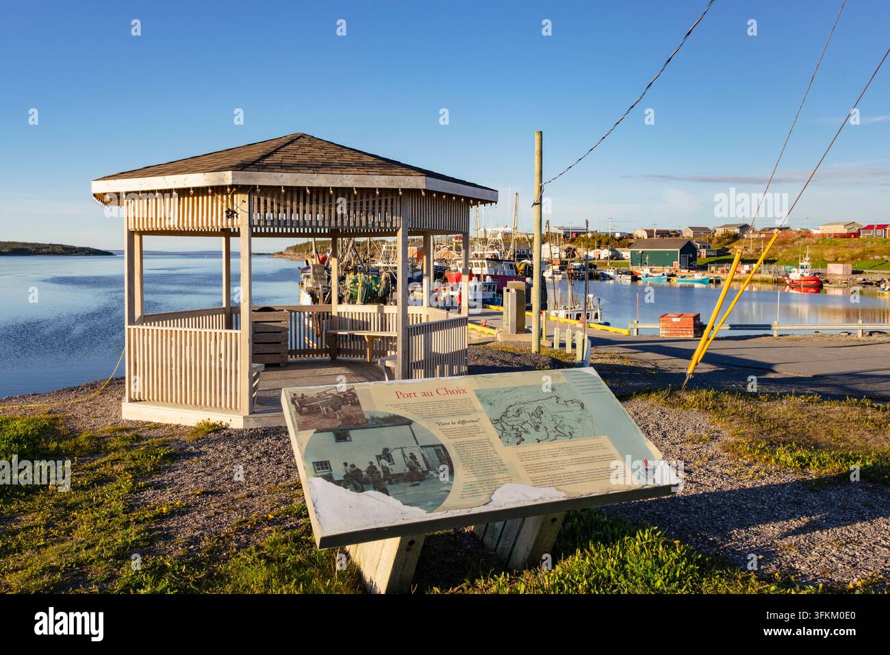 Zweisprachiges Informationsschild und Unterstand am Fischereihafen auf der Great Northern Peninsula in Port au Choix, Neufundland, Kanada Stockfoto