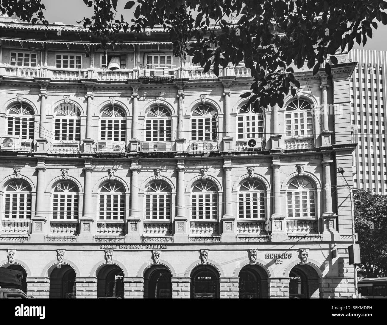 Architektonische Details eines historischen Gebäudes in Mumbai. Straßenansicht des alten Bharat Insurance-Gebäudes am Horniman Circle, Fort in Mumbai, Maharashtra Stockfoto