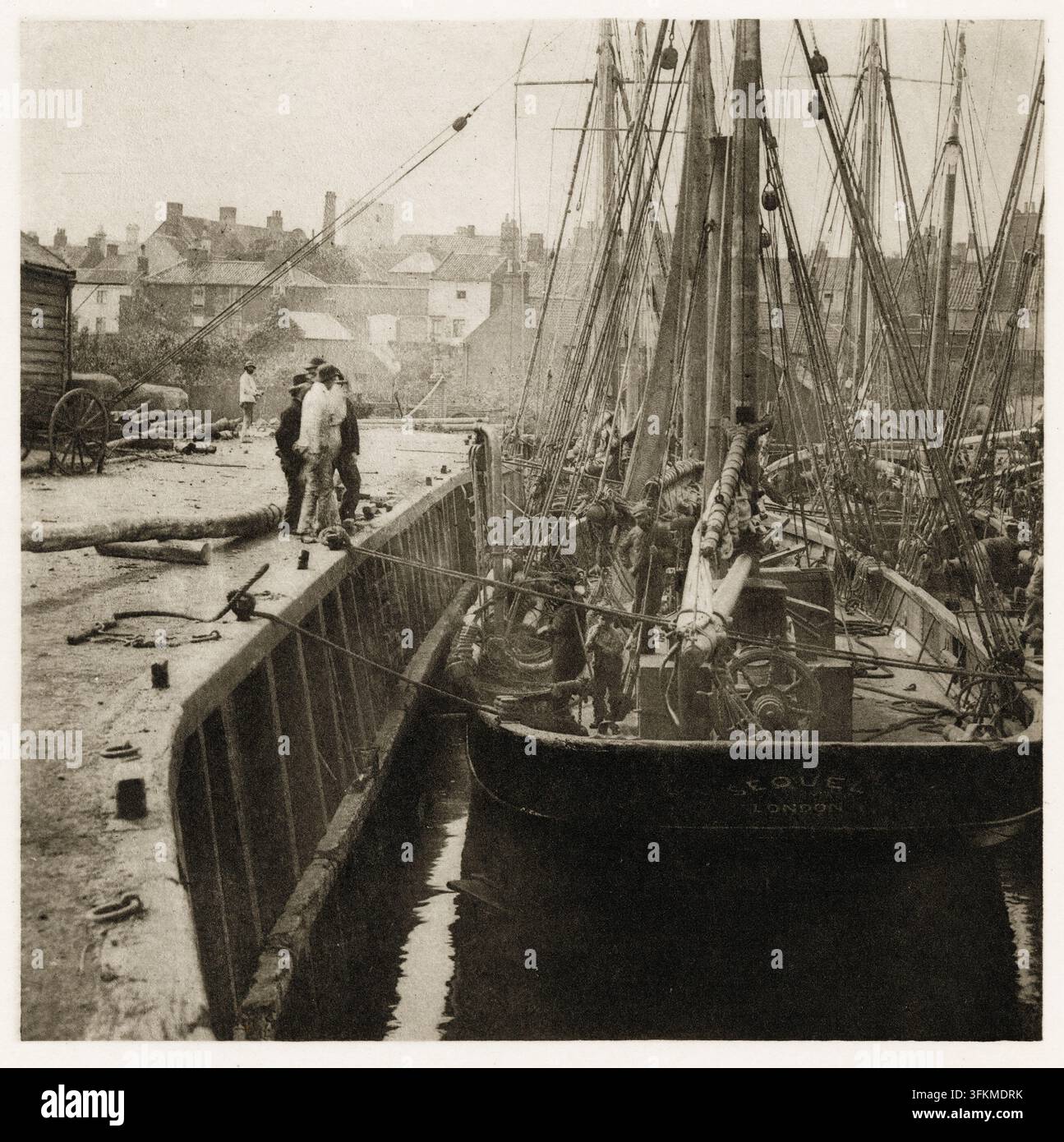 Im Dock, 1887. Aus "Wild Life on a Tidal Water : die Abenteuer eines Hausboots und seiner Besatzung“ von Peter Henry Emerson, [London, 1890]. Emersons Buch konzentrierte sich auf Great Yarmouth, das Tor von den Norfolk Broads zum Meer. Stockfoto