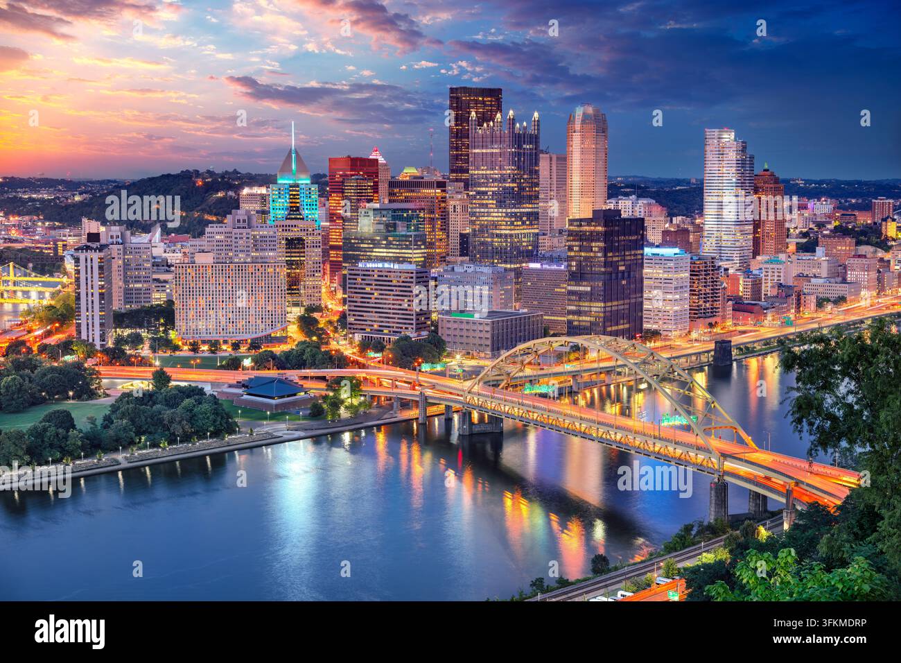 Pittsburgh, Pennsylvania, USA. Luftbild der Stadt Pittsburgh, Pennsylvania bei einem wunderschönen Sommer-Sonnenuntergang. Stockfoto