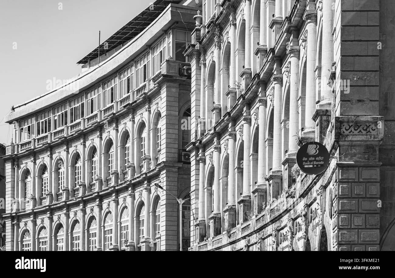 Architektonische Details eines historischen Gebäudes in Mumbai. Straßenansicht des alten Bharat Insurance-Gebäudes am Horniman Circle, Fort in Mumbai, Maharashtra Stockfoto