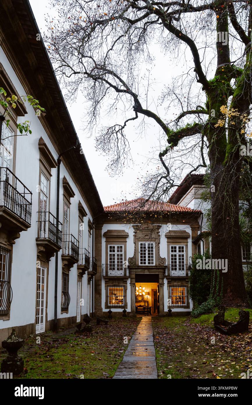 Ein historischer portugiesischer Innenhof, umgeben von eleganter traditioneller Architektur. Braga, Portugal Stockfoto
