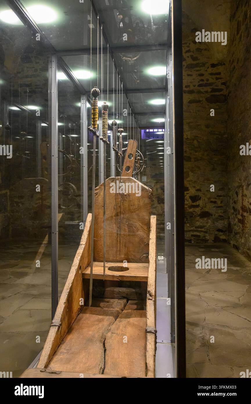 Altena, Deutschland – 14. August 2026: Historischer hölzerner Folgestuhl und Henkerschwerter im Museum des Schlosses Altena ausgestellt. Stockfoto