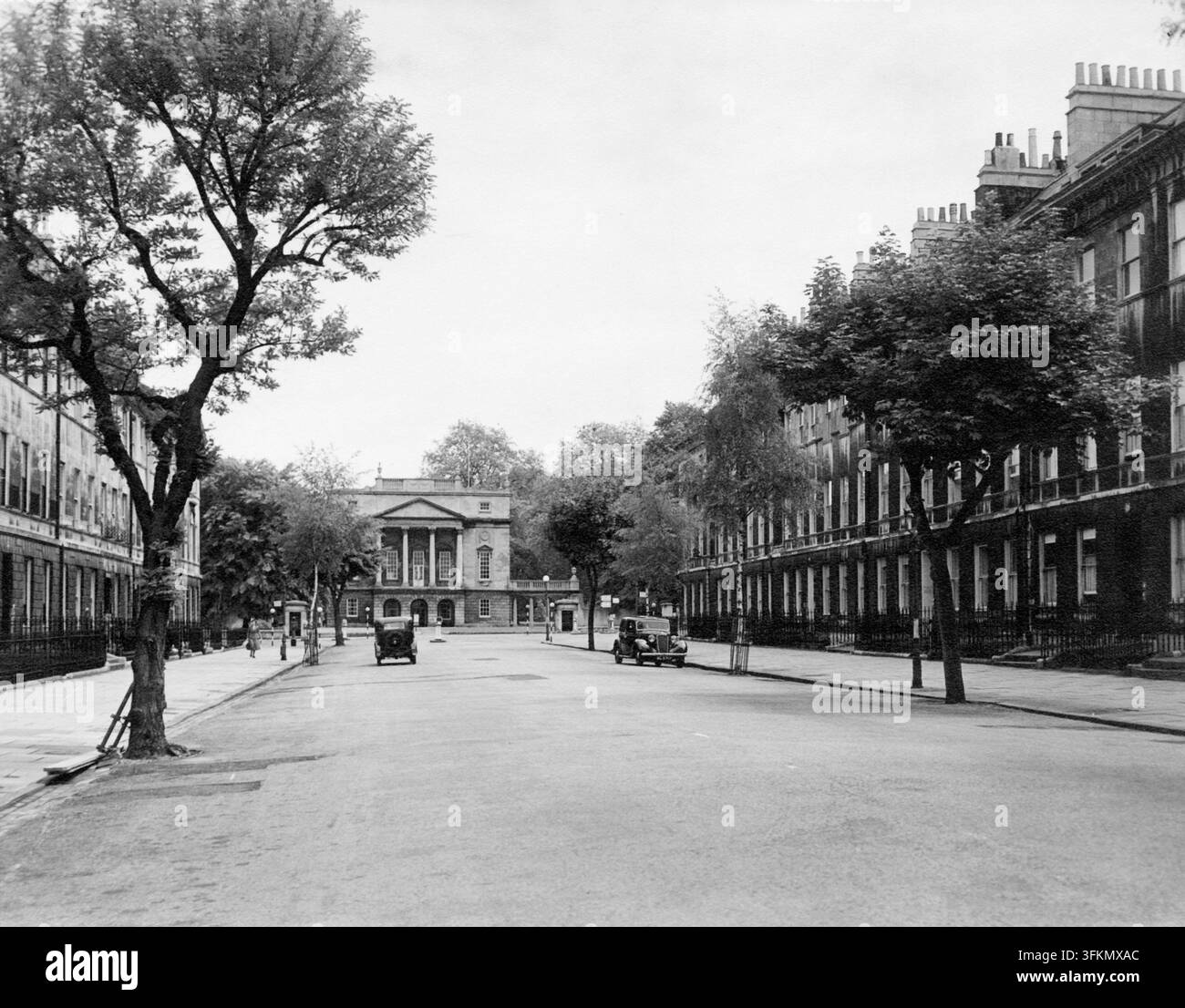 Das Holburne Museum von der Great Pulteney Street, Bath, Somerset, ca. 1955. Das unter Denkmalschutz der Klasse I stehende Gebäude (früher bekannt als das Holburne of Menstrie Museum und das Holburne Museum of Art) beherbergt feine und dekorative Kunst, die um die Sammlung von Sir William Holburne herum gebaut wurde. Es befindet sich in den Sydney Pleasure Gardens. Stockfoto