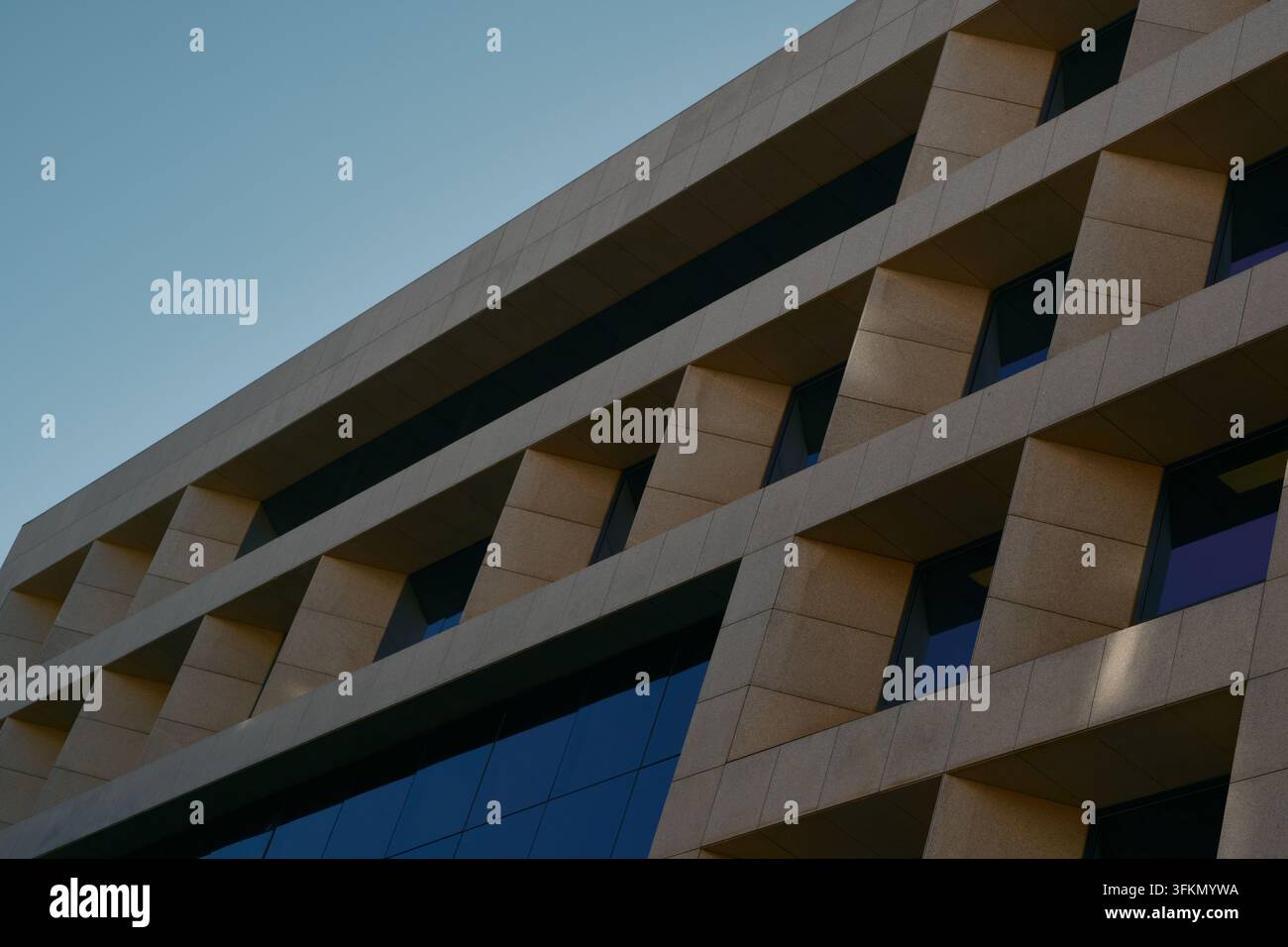Moderne Wohnarchitektur in Lissabon, Portugal, mit starken geometrischen Balkonen und sich wiederholenden horizontalen Linien. Stockfoto