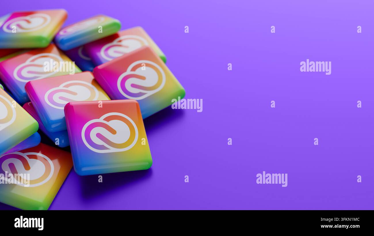 Nahaufnahme des Adobe Creative Cloud-Abonnementdienst-Logos auf einem Stapel auf lila Hintergrund mit Kopierraum als Web-Banner-Header Stockfoto