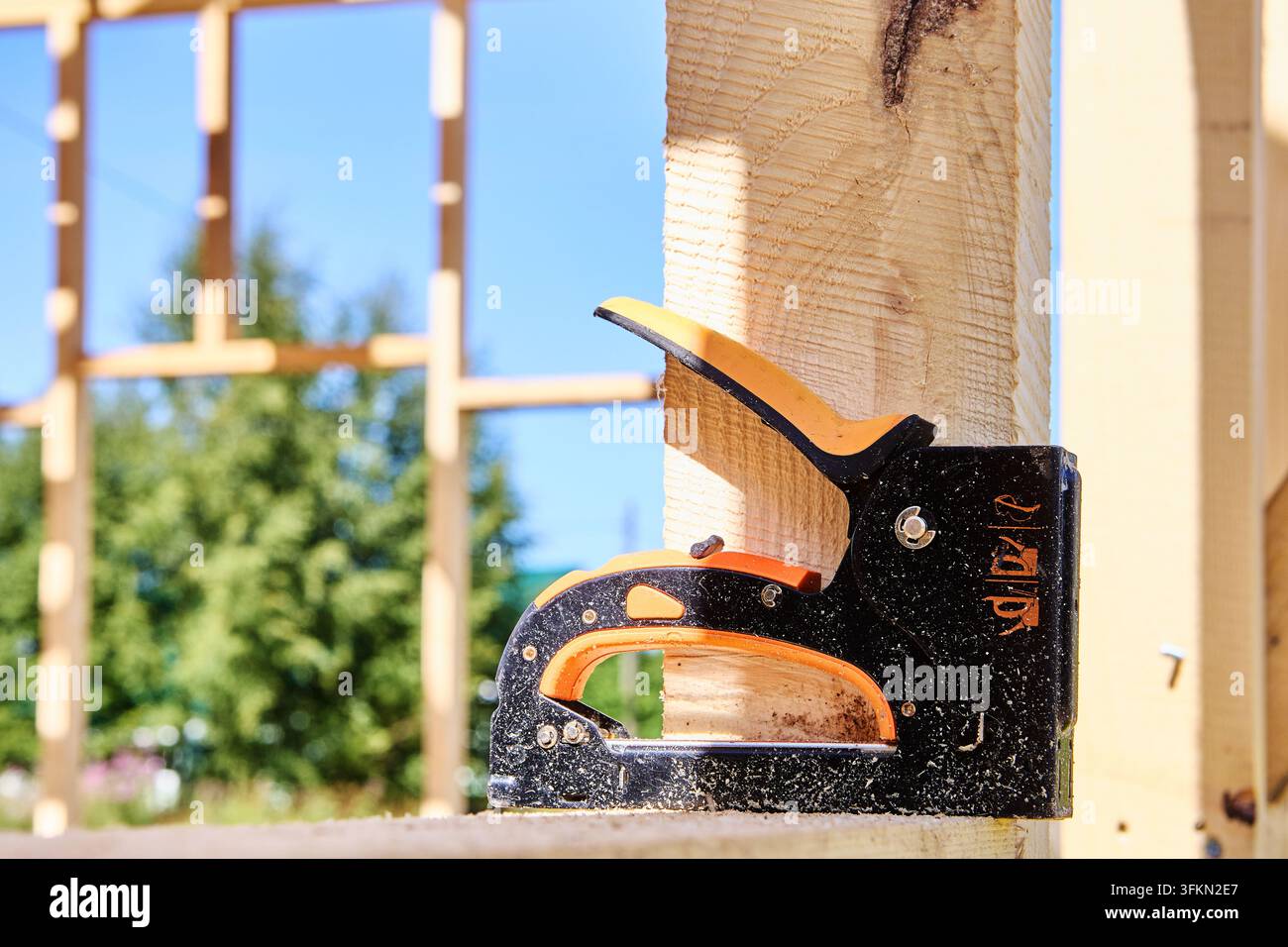 Bauhandnieter zum Befestigen von Materialien an Holzoberflächen mit Metallnieten während des Baus. Stockfoto