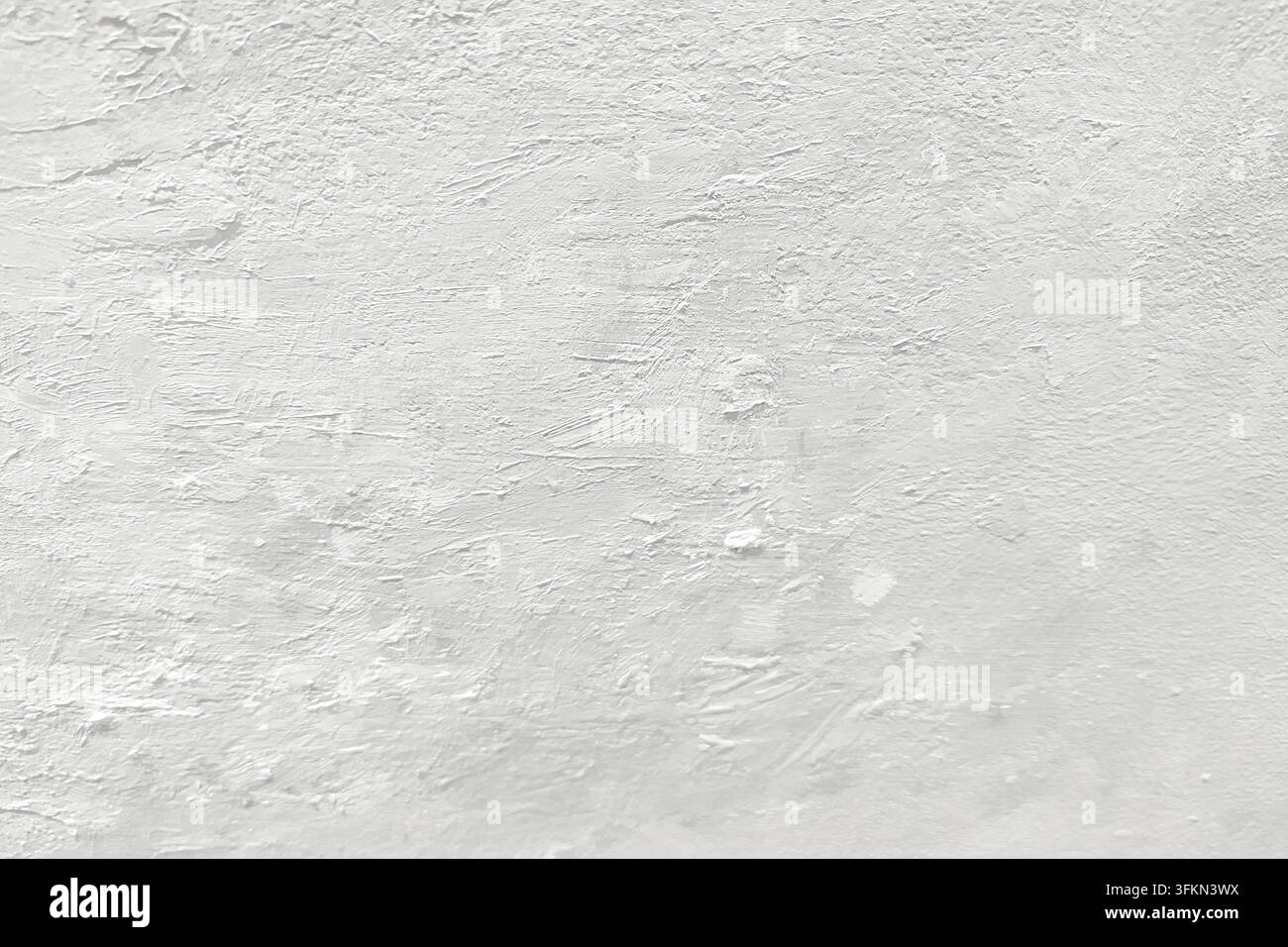 Ein abstrakter horizontaler Hintergrund mit feinen, verstreuten weißen Putztexturen und sanften Mikropinselstrichen, der einer zarten Schicht Winterschnee ähnelt Stockfoto