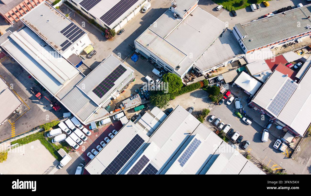 Luftaufnahme eines Industriegebiets mit Produktionsstätten, Lagerhallen und geparkten Fahrzeugen in Mailand, Lombardei, Italien. Stockfoto