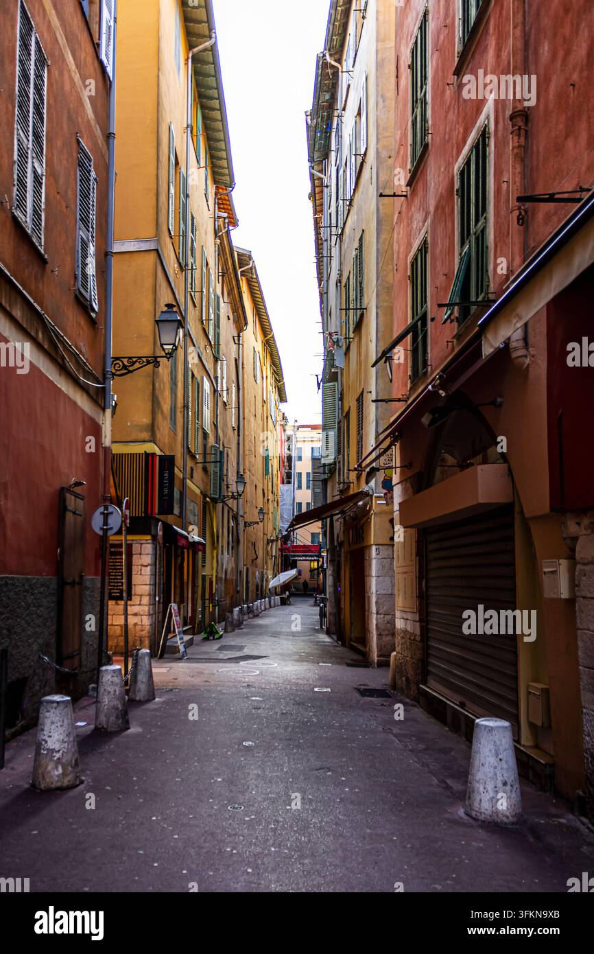 Malerische enge Gasse in der Altstadt von Nizza bei goldenem Nachmittagslicht Stockfoto