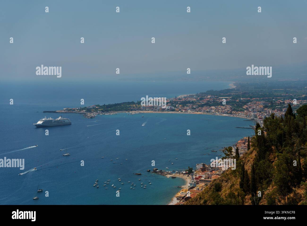 Panoramablick auf die Bucht von Giardini Naxos in Sizilien mit einem großen Kreuzfahrtschiff, sommerliche mediterrane Küstenlandschaft, Reiseziel, Taormina Stockfoto