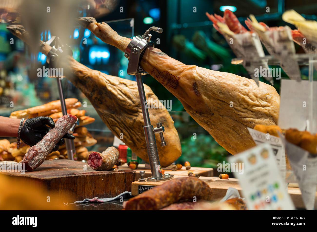 Jamon Serrano Spanischer Schinken im Halter in der Fleischerei auf dem Straßenmarkt Stockfoto
