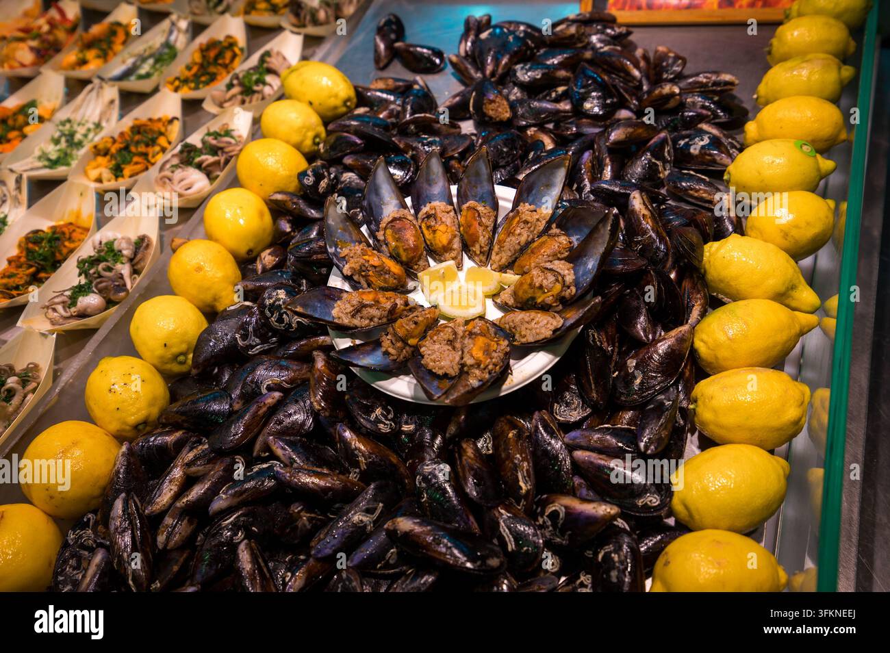 Muscheln gefüllt mit Reis zum Mitnehmen auf dem berühmten Markt La Boqueria in Barcelona Stockfoto