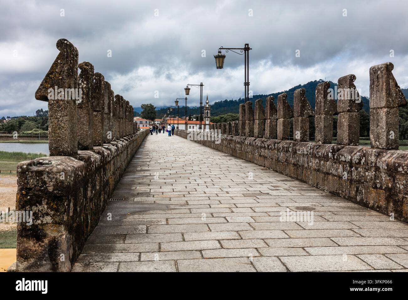 Historische Ponte Romana e Medieval, berühmte Steinbrücke, bestehend aus einem 5-jochigen römischen Teil aus dem 1. Jahrhundert und einem größeren mittelalterlichen Teil aus dem 14. Stockfoto