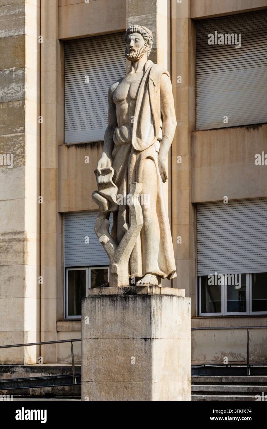 Steinskulptur des antiken griechischen Philosophen Aristoteles als Allegorie der Philosophie vor der Fakultät für Geisteswissenschaften der Universität Coimbra Stockfoto