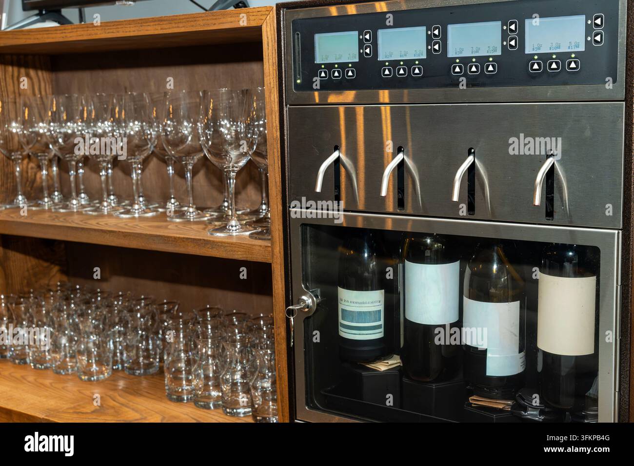 Automatisierte Weinstation mit Selbstbedienungsgläsern in einem Restaurant, modernes Weinverkostungs- und Technologiekonzept, bequemer Getränkeservice Stockfoto