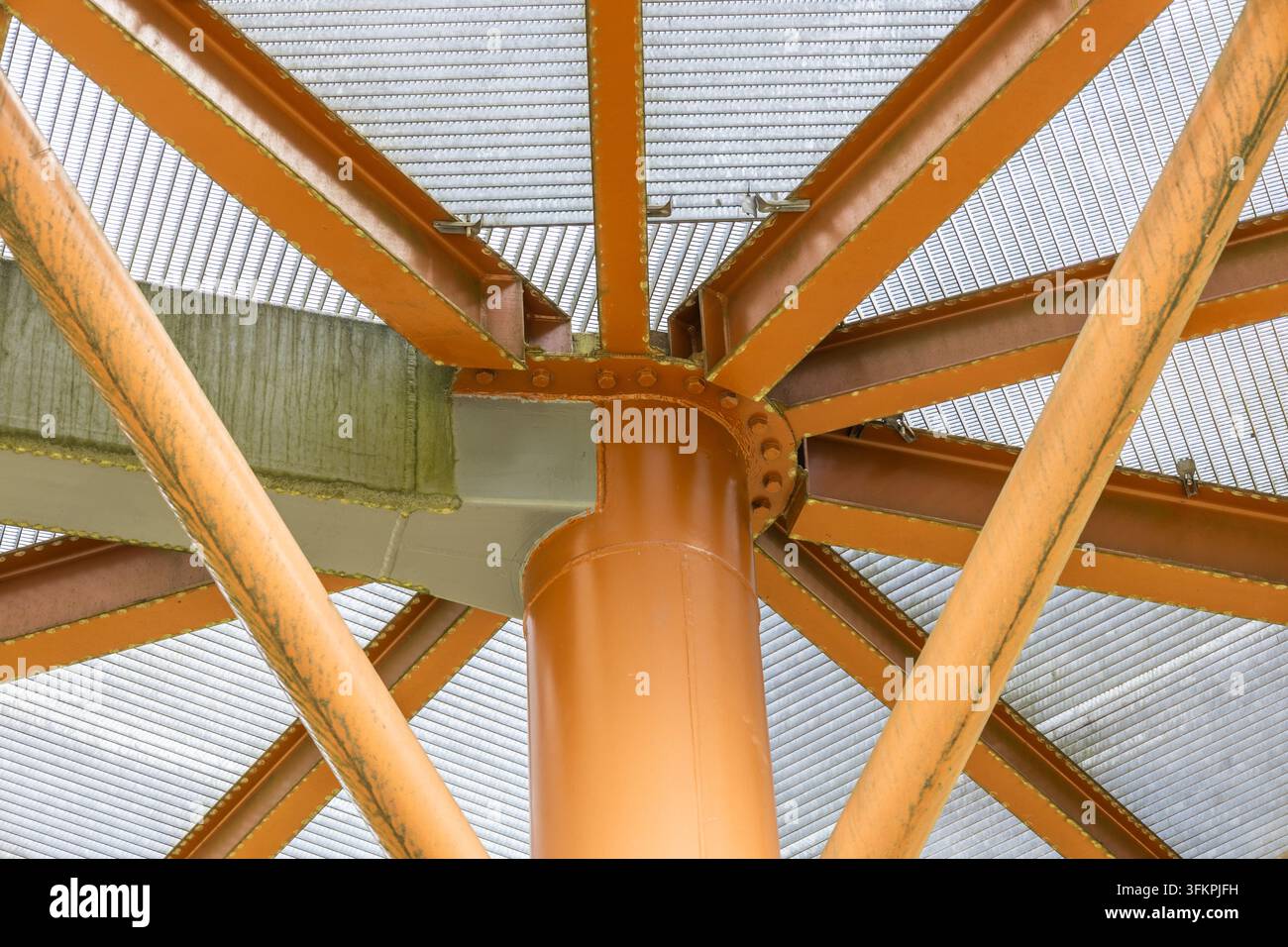 Orangefarbene Metall-Dachstützstruktur mit Stahlträgern Stockfoto