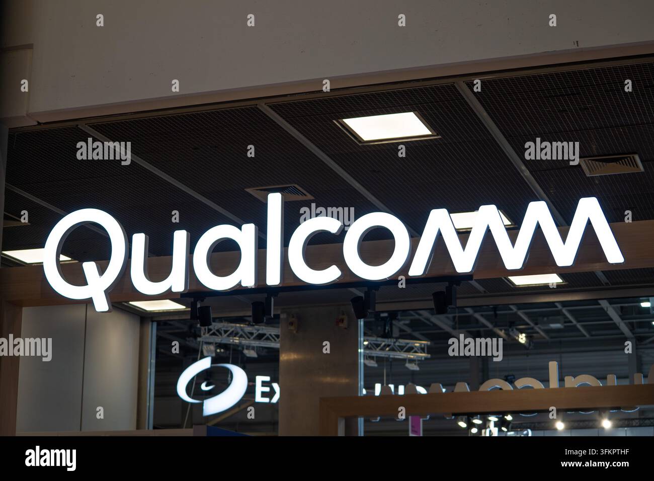 Das Logo des US-Semicondutor- und Technologiekonzerns Qualcomm Incorporated wird auf dem Berliner Messegelände während der IFA 2026 in Berlin, Deutschland, angezeigt. Stockfoto
