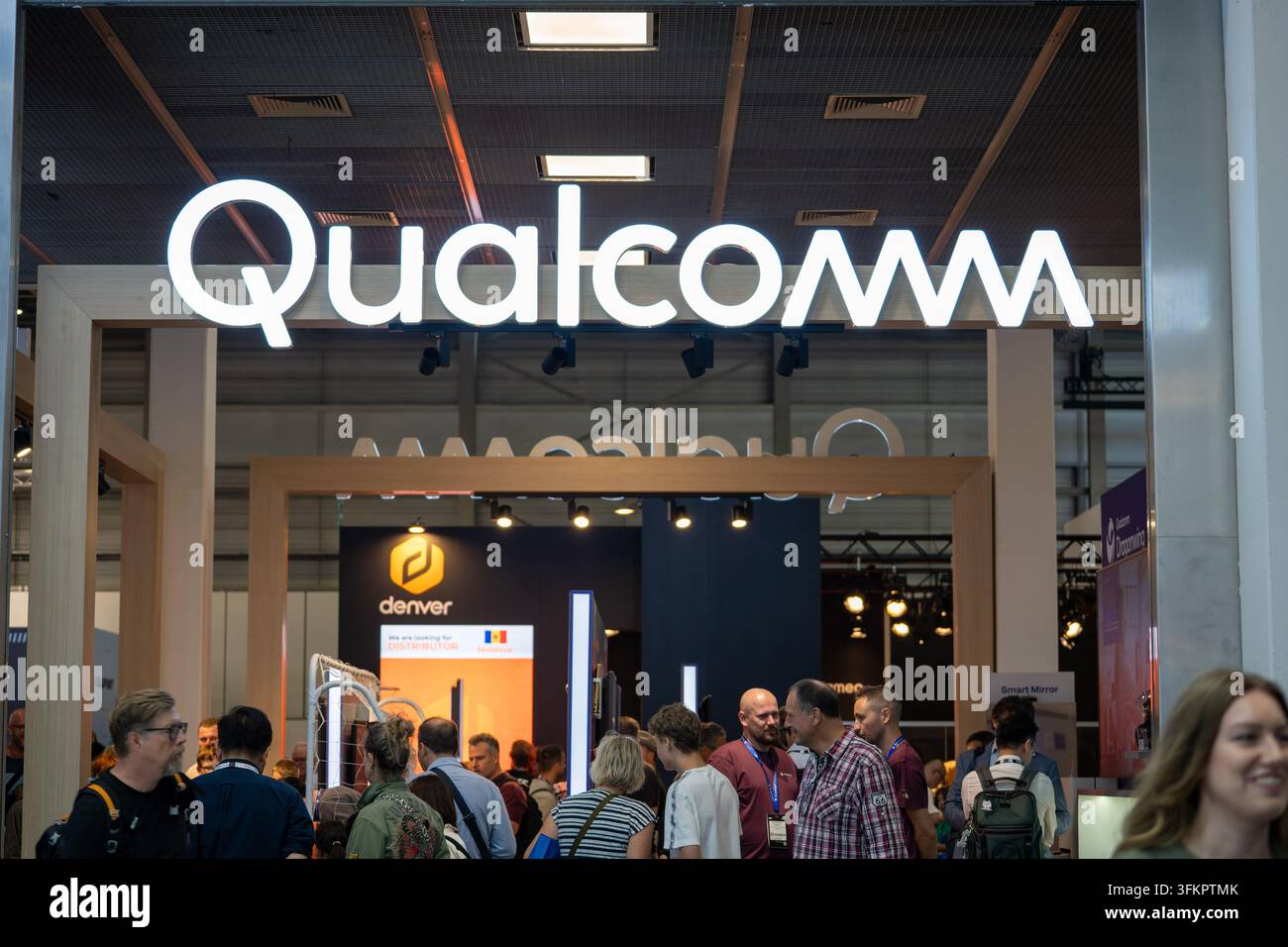 Das Logo des US-Semicondutor- und Technologiekonzerns Qualcomm Incorporated wird auf dem Berliner Messegelände während der IFA 2026 in Berlin, Deutschland, angezeigt. Stockfoto