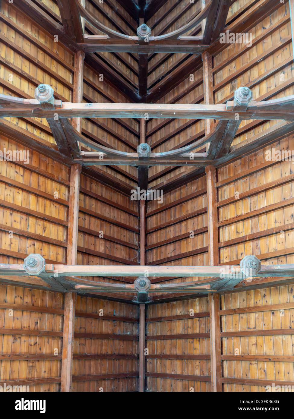 20. September 2026, Loweswater, Vereinigtes Königreich. Die kunstvolle Holzdecke eines Pavillons zeigt geometrische Muster und detaillierte Tischlerei, schaffend Stockfoto