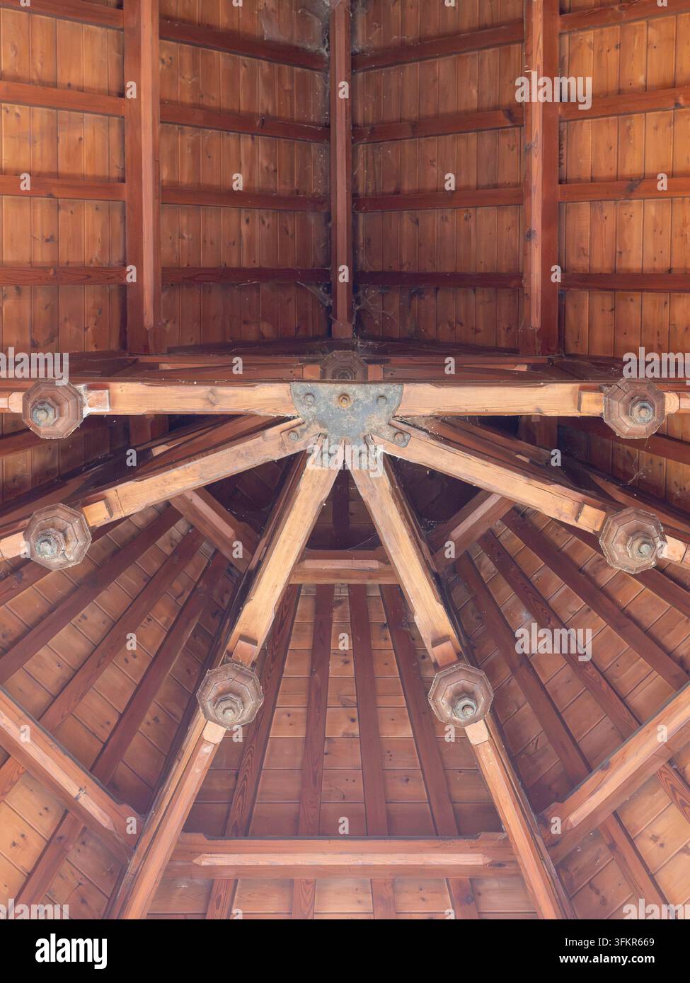 20. September 2026, Loweswater, Vereinigtes Königreich. Dieses Bild fängt die kunstvolle Holzdeckenstruktur eines Gebäudes ein und zeigt ihre geometrische De Stockfoto