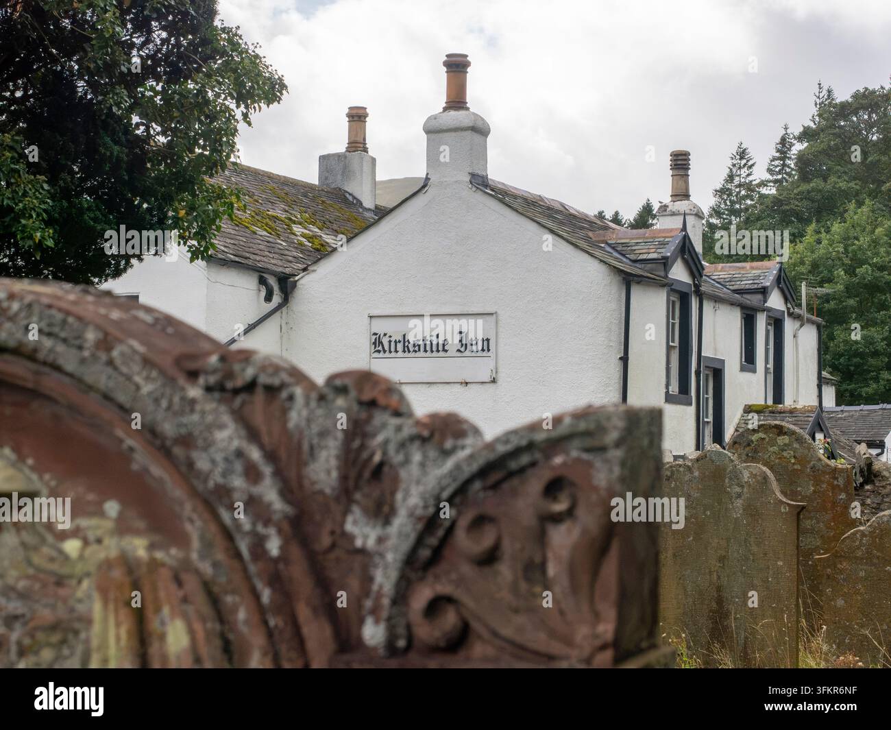 20. September 2026, Loweswater, Vereinigtes Königreich. Das Kirkstile Inn steht unter einem bewölkten Himmel, seine traditionelle Architektur deutet auf einen friedlichen, hist Stockfoto