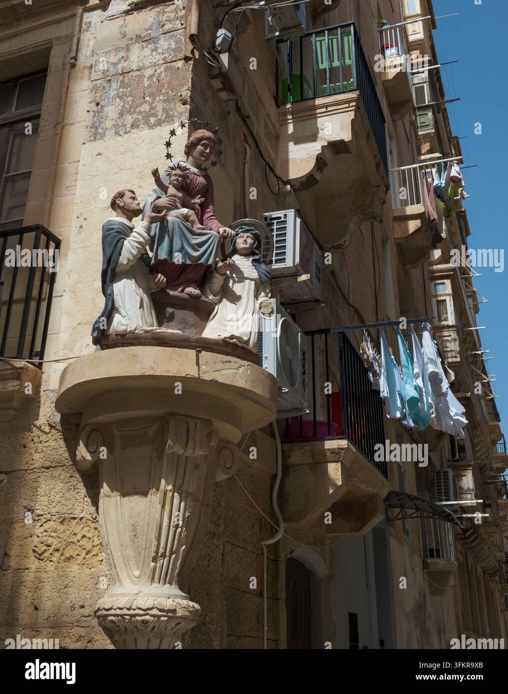 Unsere Lieben Frau von Pompeji Ecknische-Schrein an der Ecke Nordstraße und St. Joseph-Straße, der St. Dominik und Katharina von Siena zeigt Stockfoto