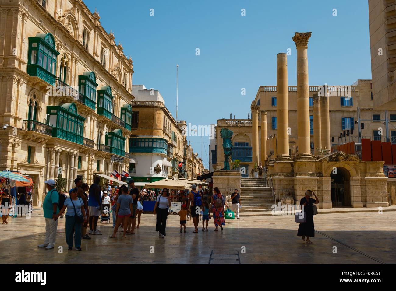 Pjazza Teatru Rjal  Ein Freilufttheater in Valletta, Malta, das um die Ruinen des alten Opernhauses herum entworfen wurde, das während des Zweiten Weltkriegs bombardiert wurde Stockfoto