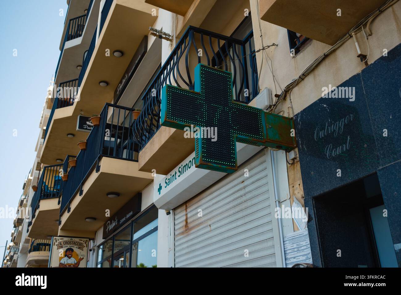 Eine digitale Anzeige der Temperatur von 37 Grad auf einer chemisch grünen LED-Uhrkreuz in St. Pauls Bay Malta während der Hitzewelle im August 2026 Stockfoto