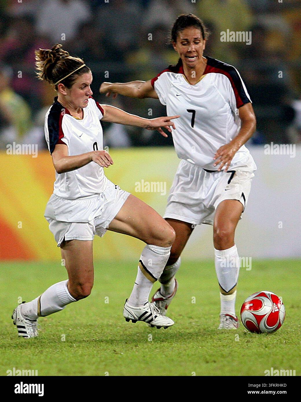 Heather O’Reilly #9 und Shannon Boxx #7 der USA beim Olympischen Spielen 2008 gegen Brasilien im Workers Stadium am 21. August 2008 in Peking, China. Stockfoto